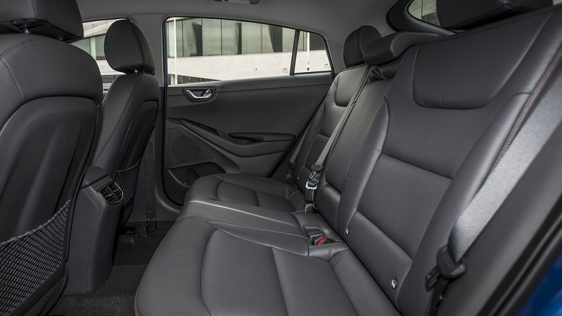 Hyundai Ioniq Electric Gen 1 (2016-2019) rear seats photo, back seats, passenger seats, legroom, headroom, interior