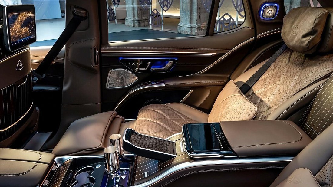 Mercedes EQS SUV Maybach 680 (2024-…) rear seats, back seats, passenger seats, legroom, headroom, interior
