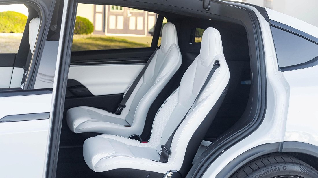 Tesla Model X Plaid (2025-…) rear seats, back seats, passenger seats, legroom, headroom, interior