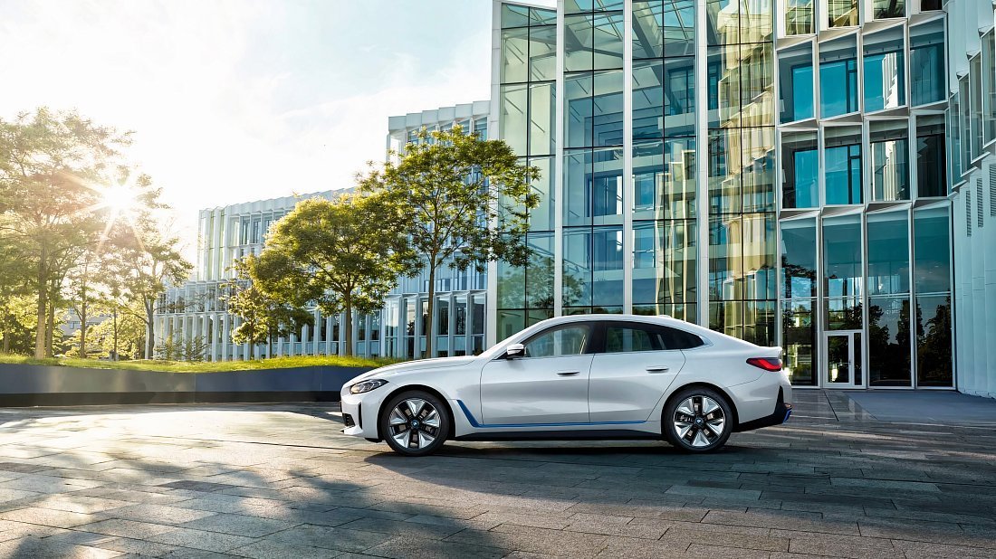 BMW i4 eDrive35 (2022-2024) side profile photo, silhouette, doors, wheels, exterior