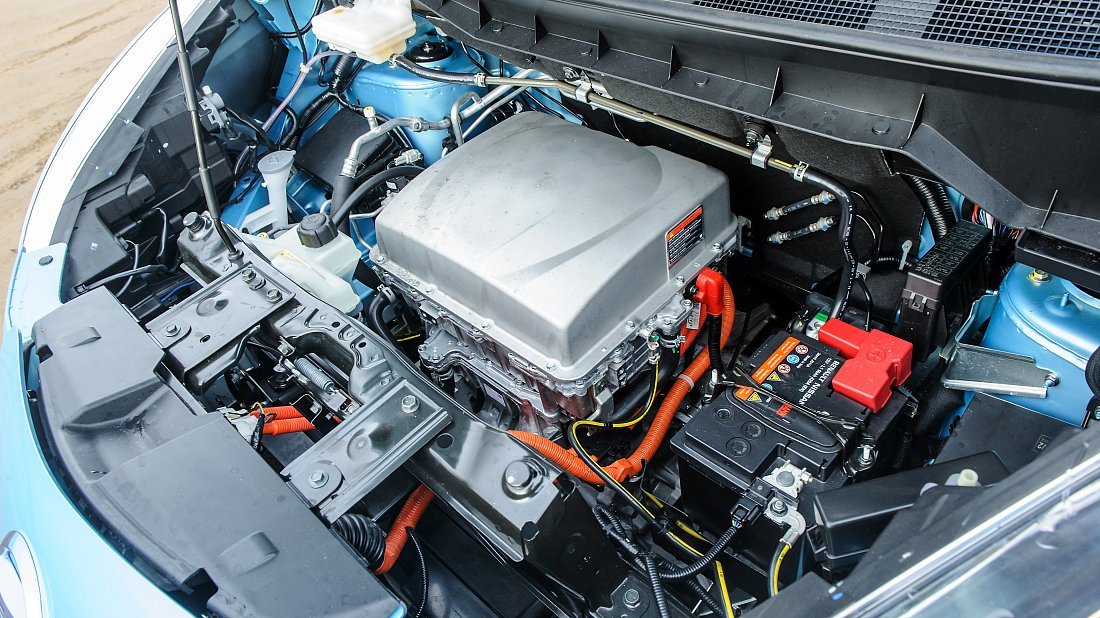 Nissan e-NV200 Evalia 24 kWh (2014-2018) frunk, front trunk, under hood, storage, cargo, capacity, bonus space
