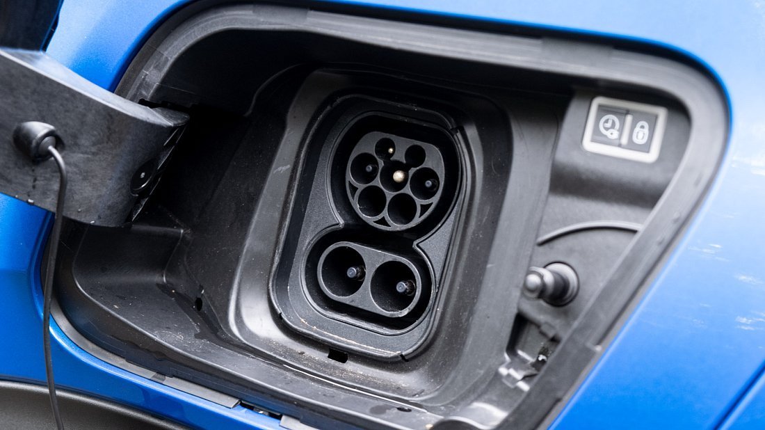 Peugeot e-2008 50 kWh (2021-2023) charge port Europe photo, charging, inlet, plug, connector