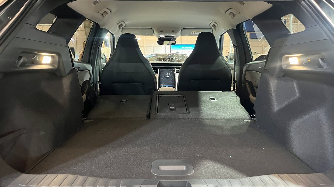 Ford Explorer EV Extended Range AWD (2024-…) trunk, boot, expanded, folded seats, maximum volume, max cargo, max capacity, max storage
