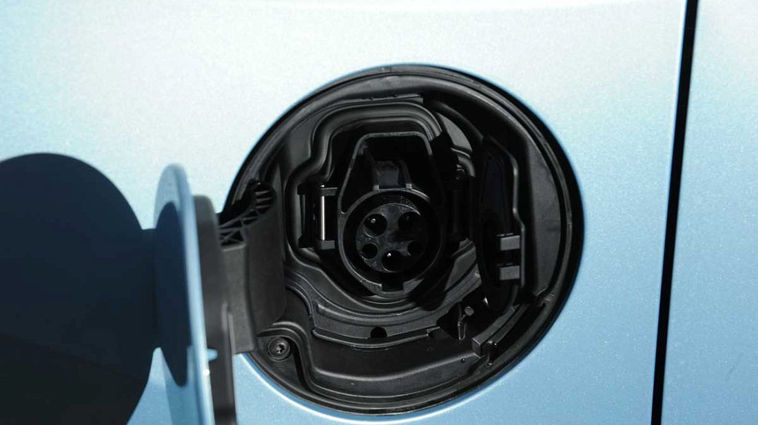 Renault Fluence Z.E. (2011-2014) charge port Europe, charging, inlet, plug, connector