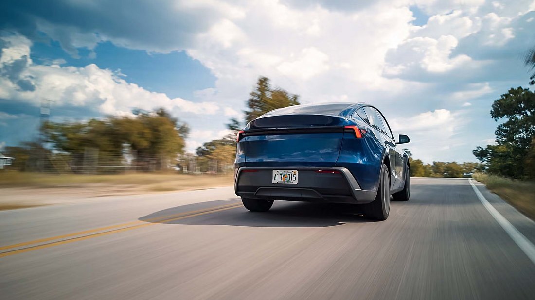 Tesla Model Y Standard RWD (2025-...) rear view photo, taillights, trunk, spoiler, badge, bumper, exterior