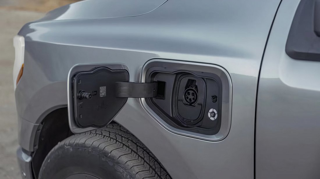 Ford F-150 Lightning Extended Range (2022-…) charge port USA, charging, inlet, plug, connector