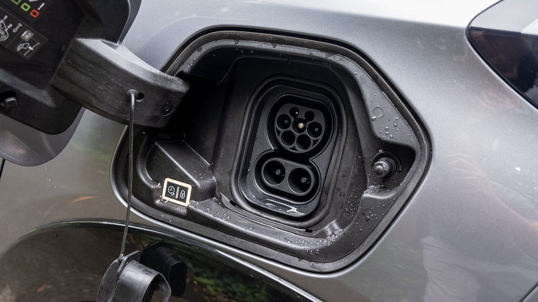 Peugeot e-208 50 kWh (2021-2023) charge port Europe, charging, inlet, plug, connector