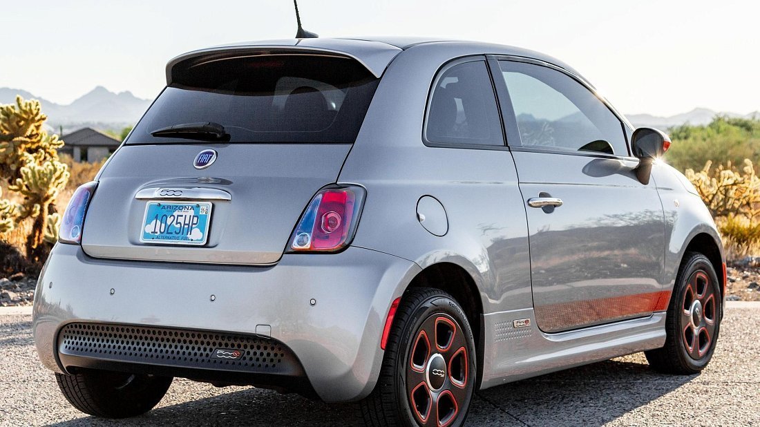Fiat 500e Hatchback 24 kWh (2013-2019) rear quarter photo, three-quarter view, diagonal, exterior