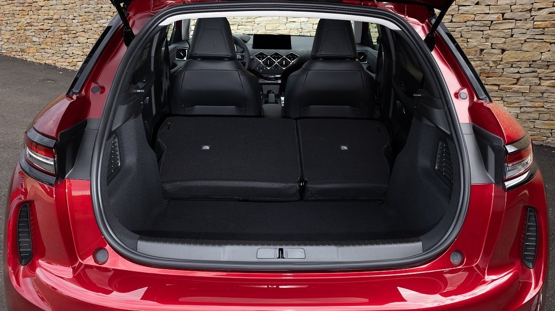 DS 3 E-Tense (2022-…) folded trunk photo, boot, expanded, folded seats, maximum volume, max cargo, max capacity, max storage