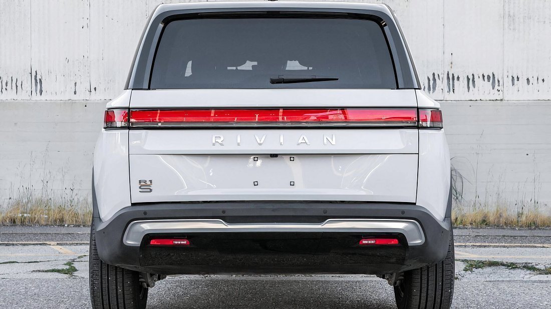 Rivian R1S Performance Dual-Motor AWD Large (2023-2024) rear view, taillights, trunk, spoiler, badge, bumper, exterior