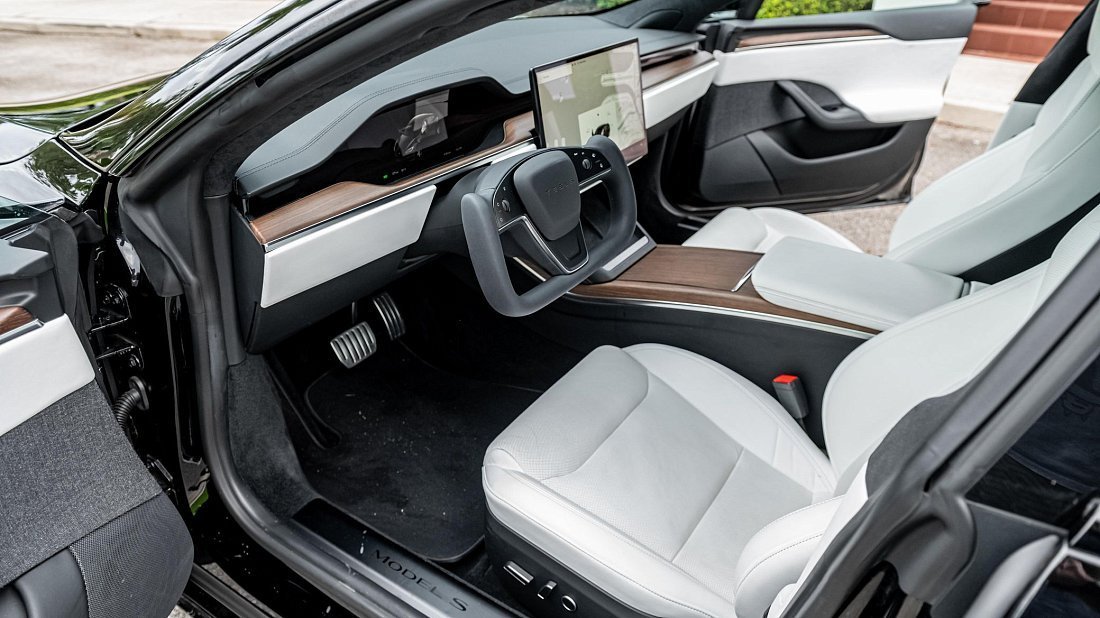 Tesla Model S Plaid (2021-…) interior, front seat, driver seat, dashboard, steering wheel, infotainment, cockpit