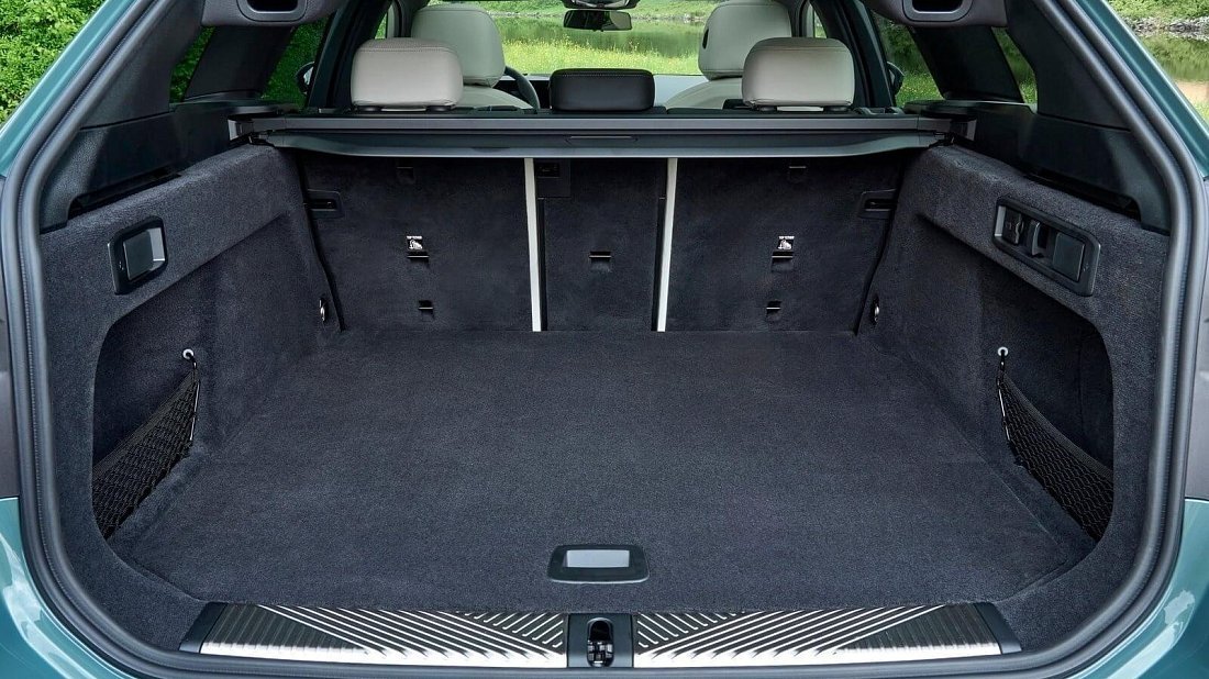 BMW i5 Touring eDrive40 (2024-2025) trunk photo, boot, seats up, seats upright, cargo space, cargo volume, cargo capacity, storage