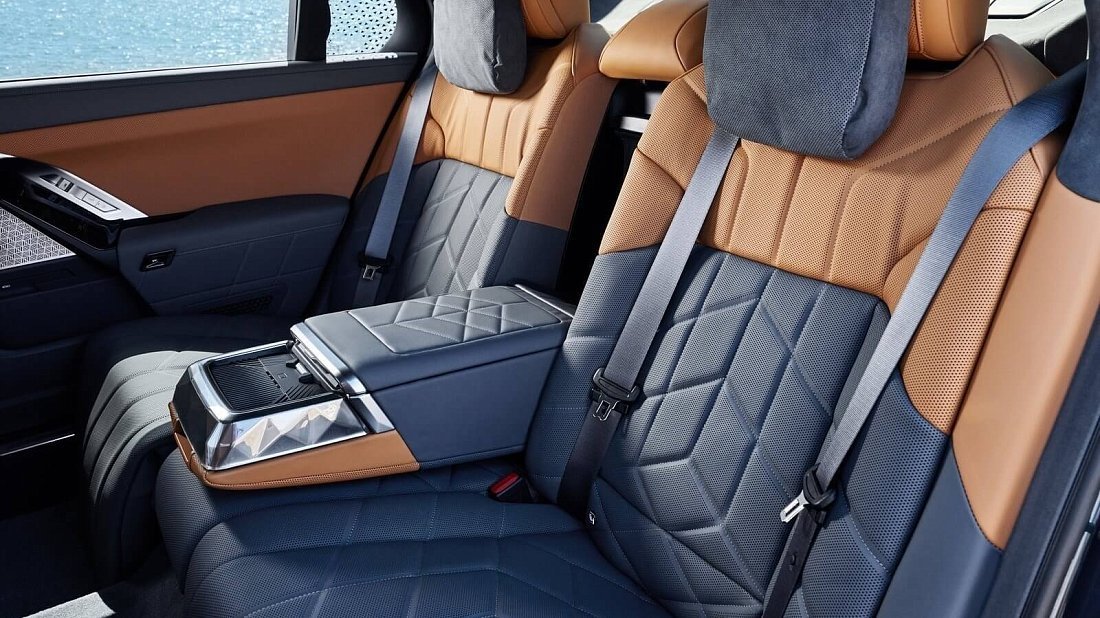 BMW i7 M70 xDrive (2023-…) rear seats photo, back seats, passenger seats, legroom, headroom, interior