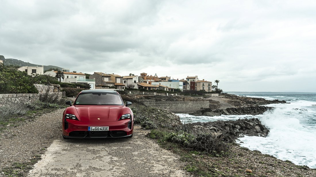 Porsche Taycan GTS Sport Turismo (2022-2024) front fascia photo, grille, headlights, bumper, exterior