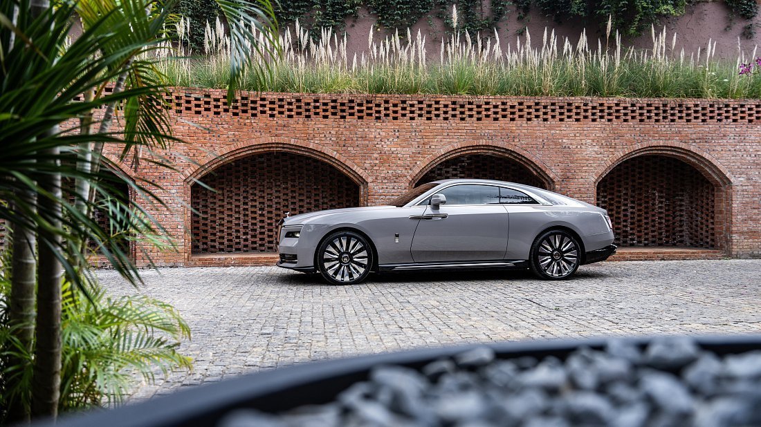 Rolls-Royce Spectre (2023-…) side profile, silhouette, doors, wheels, exterior