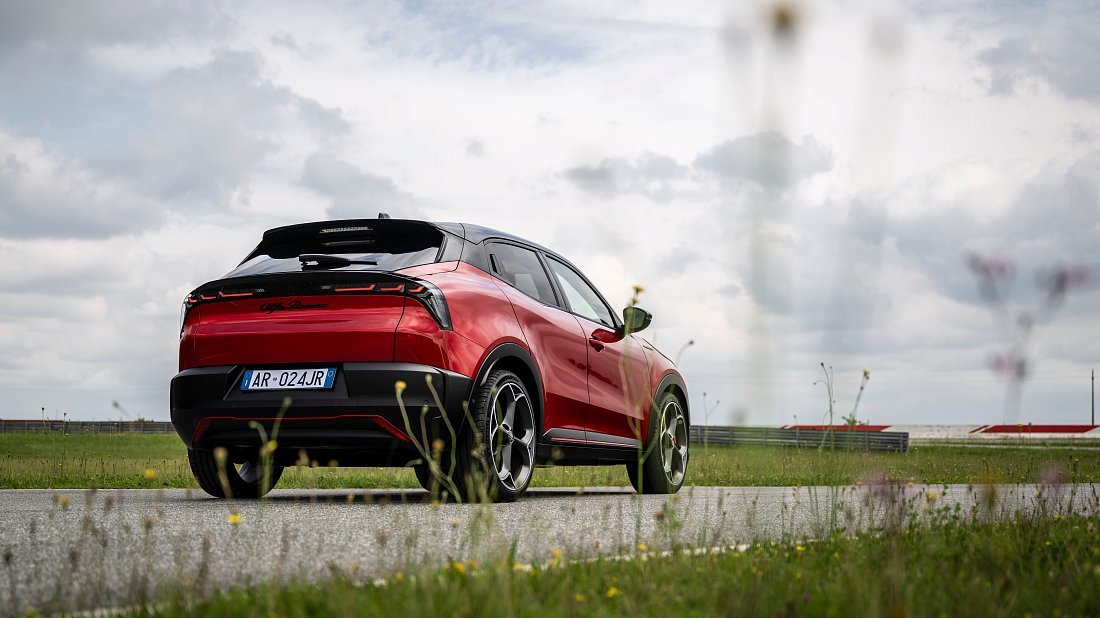 Alfa Romeo Junior Elettrica 54 kWh (2024-...) rear quarter photo, three-quarter view, diagonal, exterior