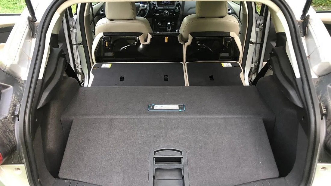 Ford Focus Electric 23 kWh (2011-2017) trunk, boot, expanded, folded seats, maximum volume, max cargo, max capacity, max storage
