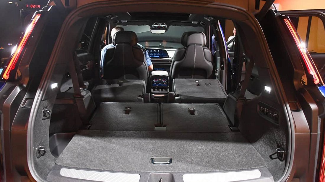 Cadillac Vistiq AWD (2025-…) trunk, boot, expanded, folded seats, maximum volume, max cargo, max capacity, max storage