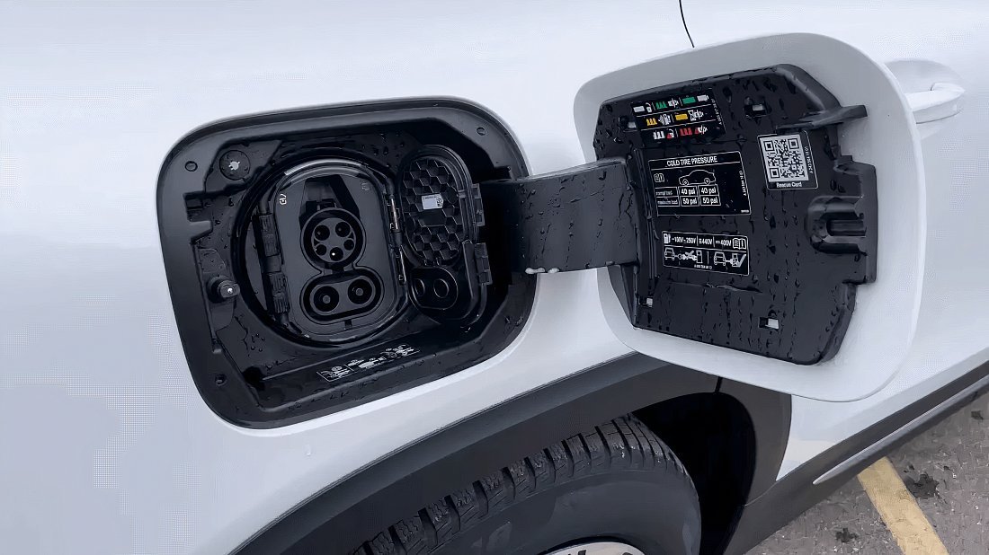 Mercedes EQB 250+ (2023-…) charge port USA photo, charging, inlet, plug, connector