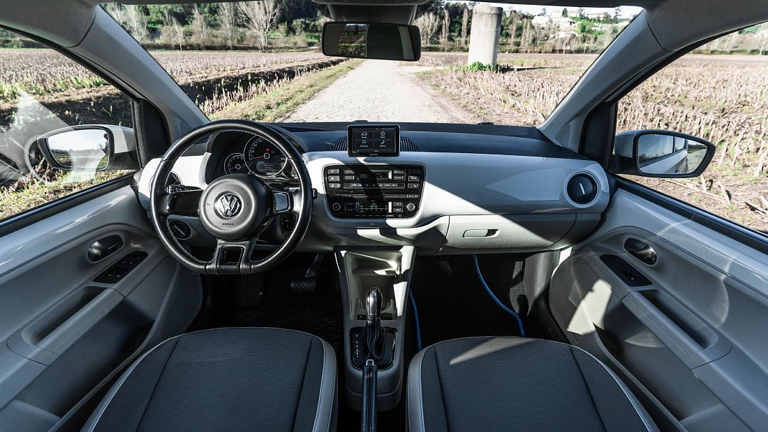 Volkswagen e-Up! 18.7 kWh (2013-2019) interior, front seat, driver seat, dashboard, steering wheel, infotainment, cockpit