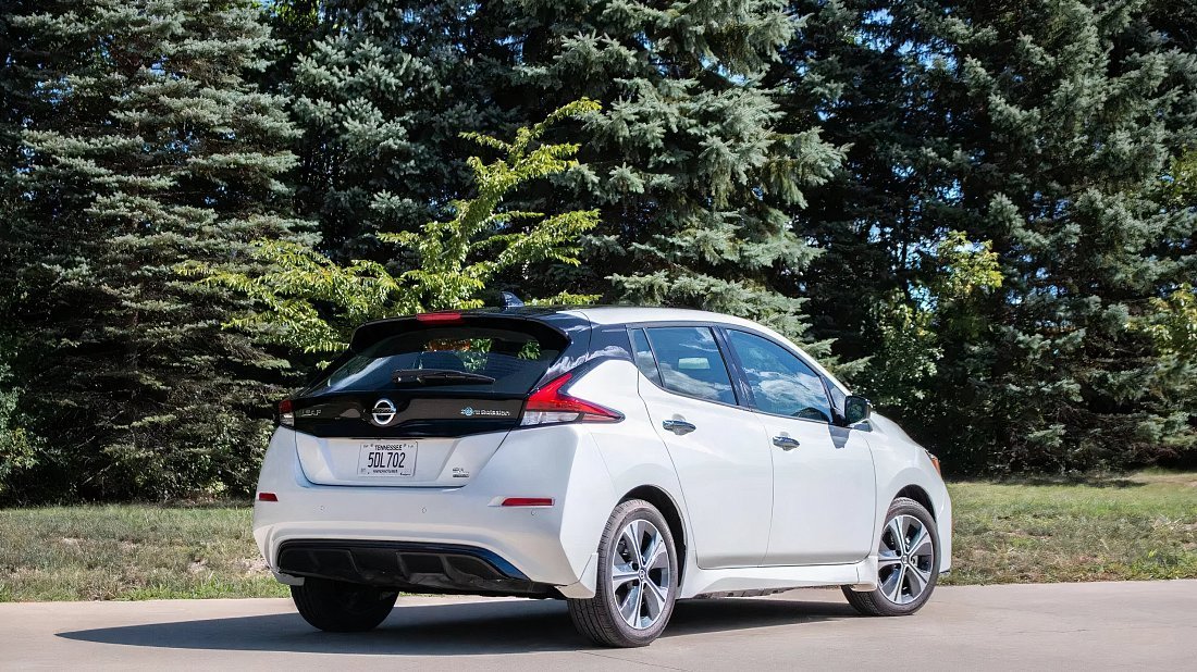 Nissan Leaf 62 kWh (2017-2022) rear quarter, three-quarter view, diagonal, exterior