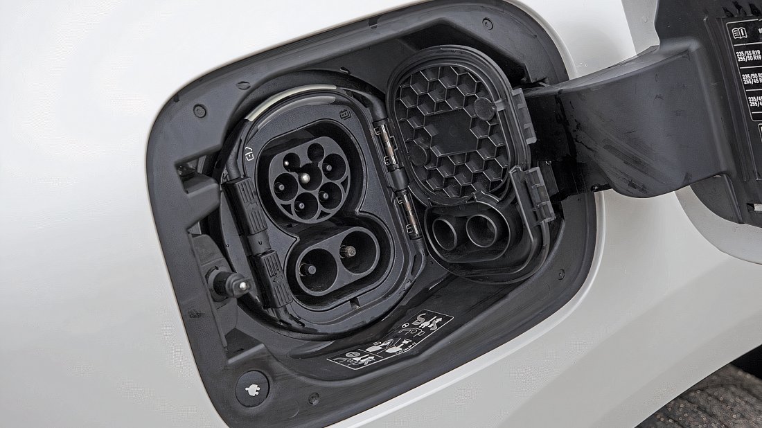 Mercedes EQB 250+ (2023-…) charge port Europe photo, charging, inlet, plug, connector