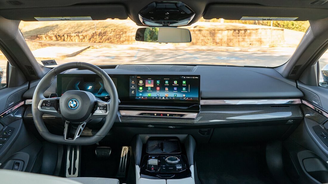 BMW i5 xDrive40 (2024-2025) interior photo, front seat, driver seat, dashboard, steering wheel, infotainment, cockpit
