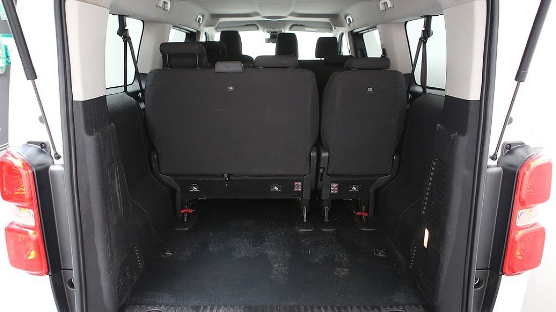 Peugeot e-Expert Combi Standard 75 kWh (2021-2024) trunk, boot, seats up, seats upright, cargo space, cargo volume, cargo capacity, storage