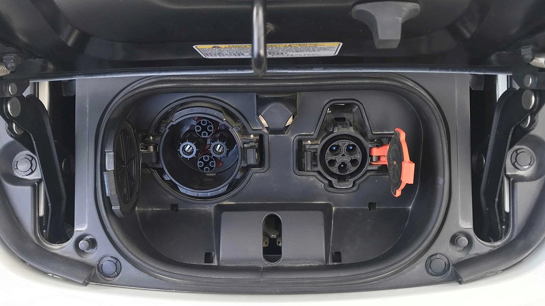 Nissan Leaf 40 kWh (2022-2025) charge port USA photo, charging, inlet, plug, connector
