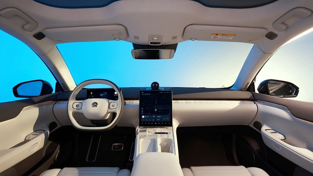 NIO ET7 Long Range (2022-…) interior photo, front seat, driver seat, dashboard, steering wheel, infotainment, cockpit