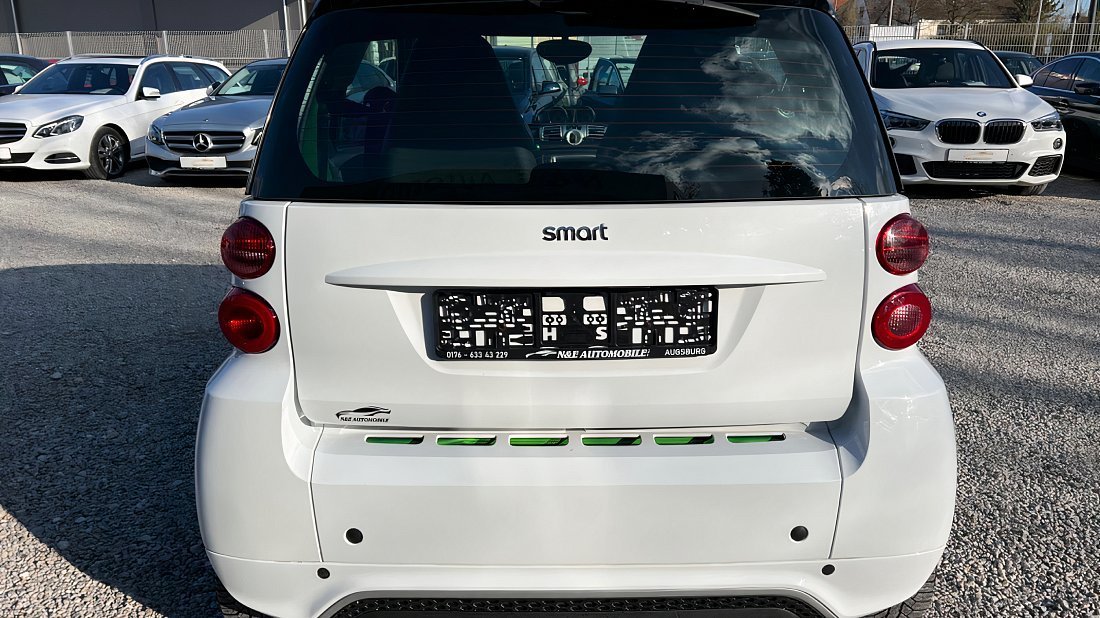Smart Electric Drive fortwo coupe (2009-2012) rear view photo, taillights, trunk, spoiler, badge, bumper, exterior