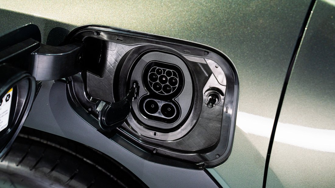 Suzuki e Vitara 61 kWh FWD (2025-…) charge port Europe photo, charging, inlet, plug, connector