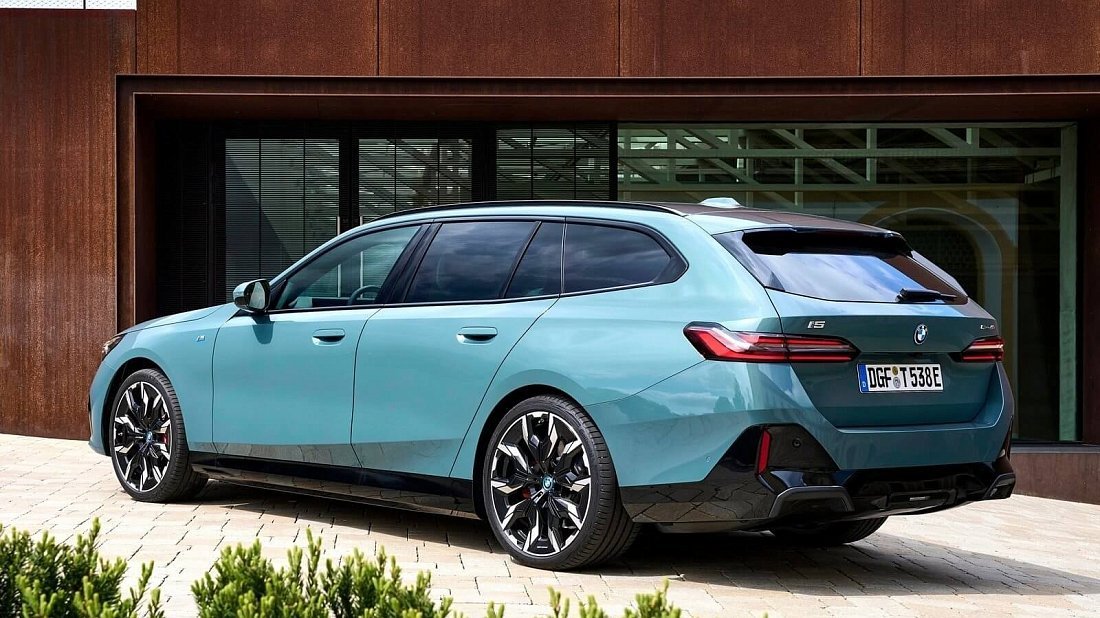 BMW i5 Touring eDrive40 (2025-…) rear quarter, three-quarter view, diagonal, exterior