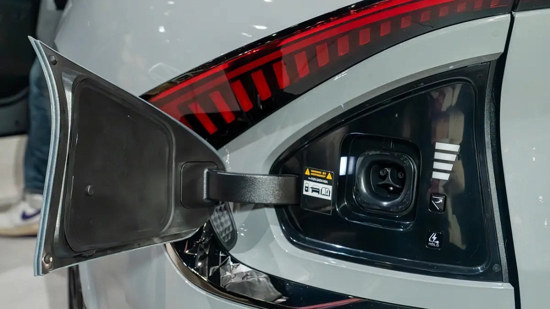 Kia EV6 Long Range AWD (2024-…) charge port USA photo, charging, inlet, plug, connector