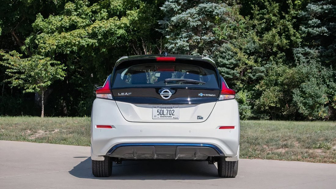 Nissan Leaf 40 kWh (2017-2022) rear view photo, taillights, trunk, spoiler, badge, bumper, exterior
