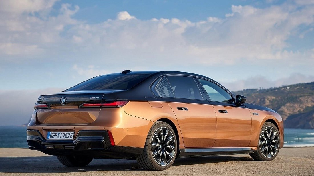 BMW i7 M70 xDrive (2023-…) rear quarter photo, three-quarter view, diagonal, exterior