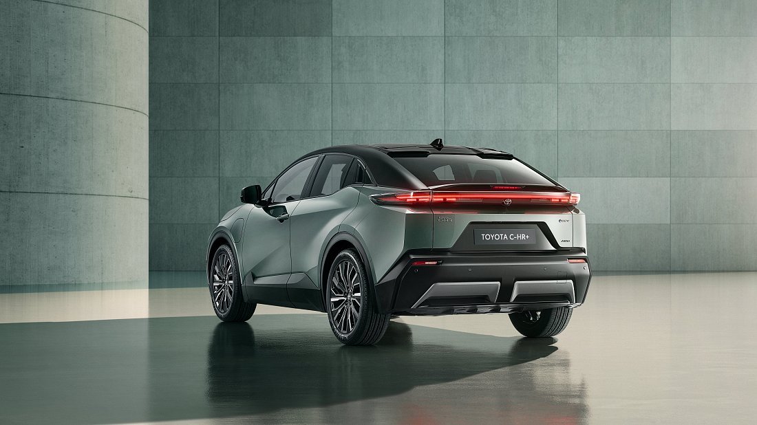 Toyota C-HR+ 77 kWh FWD (2025-…) rear quarter, three-quarter view, diagonal, exterior