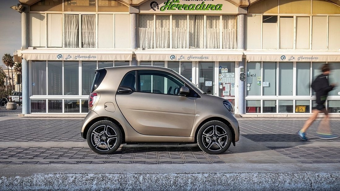 Smart EQ fortwo coupe (2020-2023) side profile photo, silhouette, doors, wheels, exterior