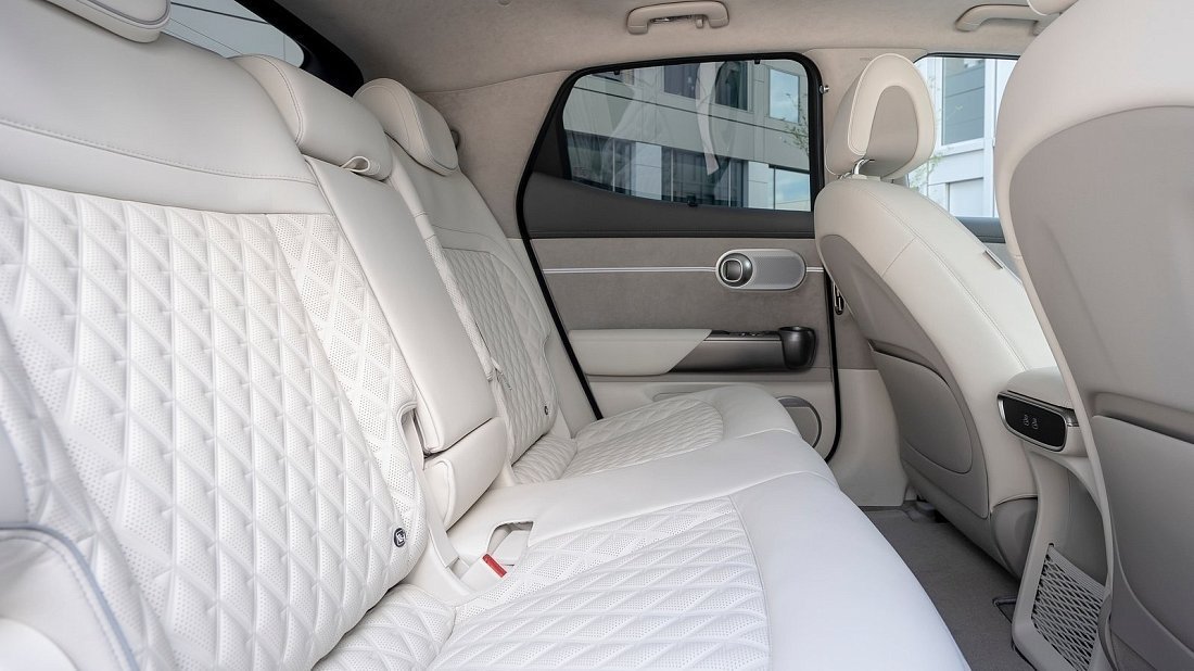 Genesis GV60 Standard RWD (2022-…) rear seats photo, back seats, passenger seats, legroom, headroom, interior
