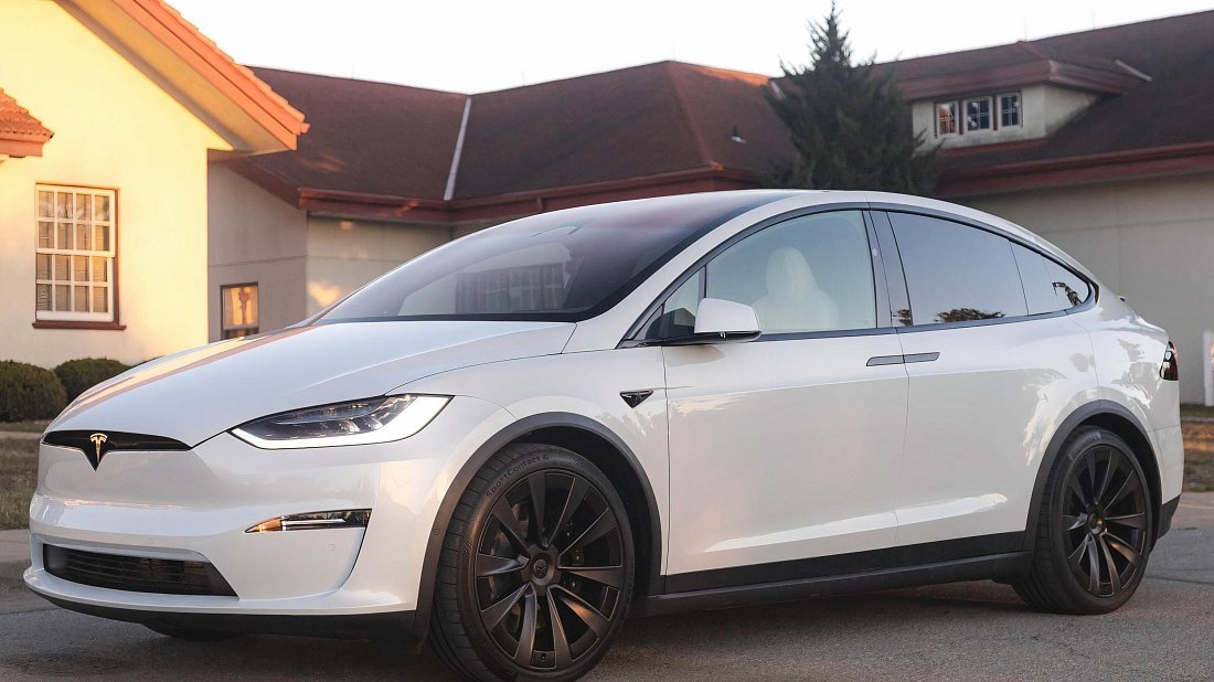 Tesla Model X Plaid (2025-…) front view, front quarter, diagonal, exterior