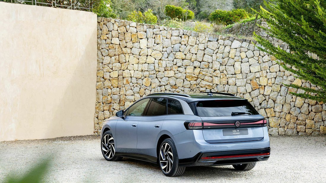 Volkswagen ID.7 Tourer Pro (2024-…) rear quarter, three-quarter view, diagonal, exterior
