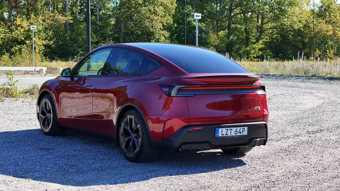 Tesla Model Y Performance (2025-...) rear quarter photo, three-quarter view, diagonal, exterior