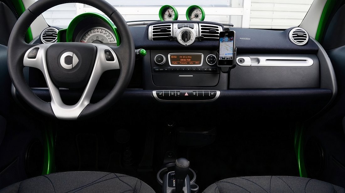 Smart Electric Drive fortwo coupe (2009-2012) interior photo, front seat, driver seat, dashboard, steering wheel, infotainment, cockpit