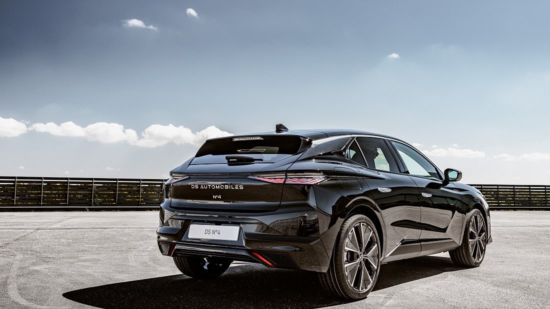 DS 4 E-Tense (2025-…) rear quarter, three-quarter view, diagonal, exterior