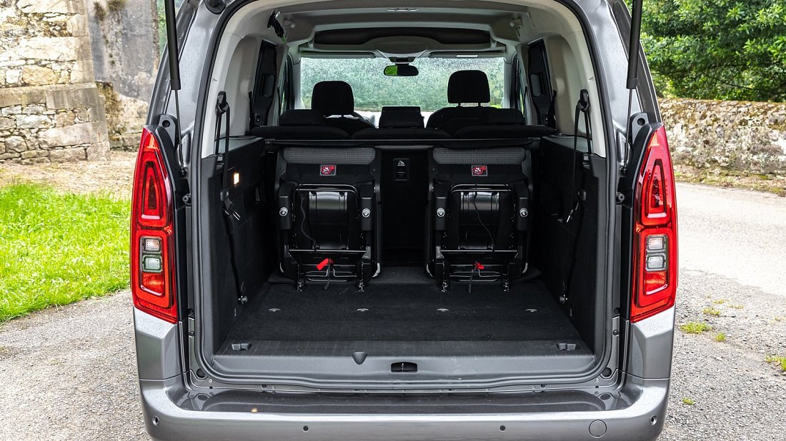 Toyota Proace City Verso Electric L2 50 kWh (2021-2024) trunk, boot, expanded, folded seats, maximum volume, max cargo, max capacity, max storage