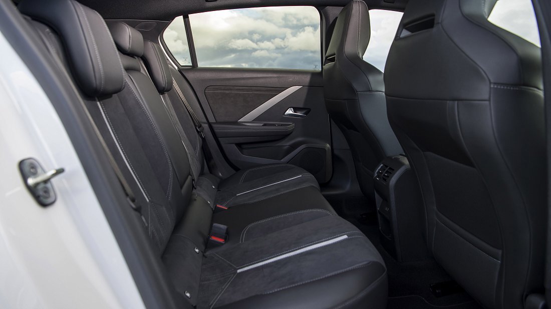 Opel Astra Electric (2023-…) rear seats, back seats, passenger seats, legroom, headroom, interior