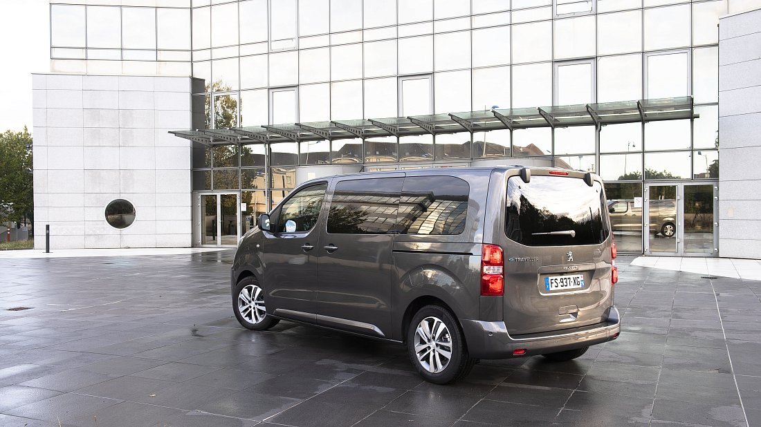 Peugeot e-Traveller Standard 75 kWh (2021-2024) rear quarter, three-quarter view, diagonal, exterior