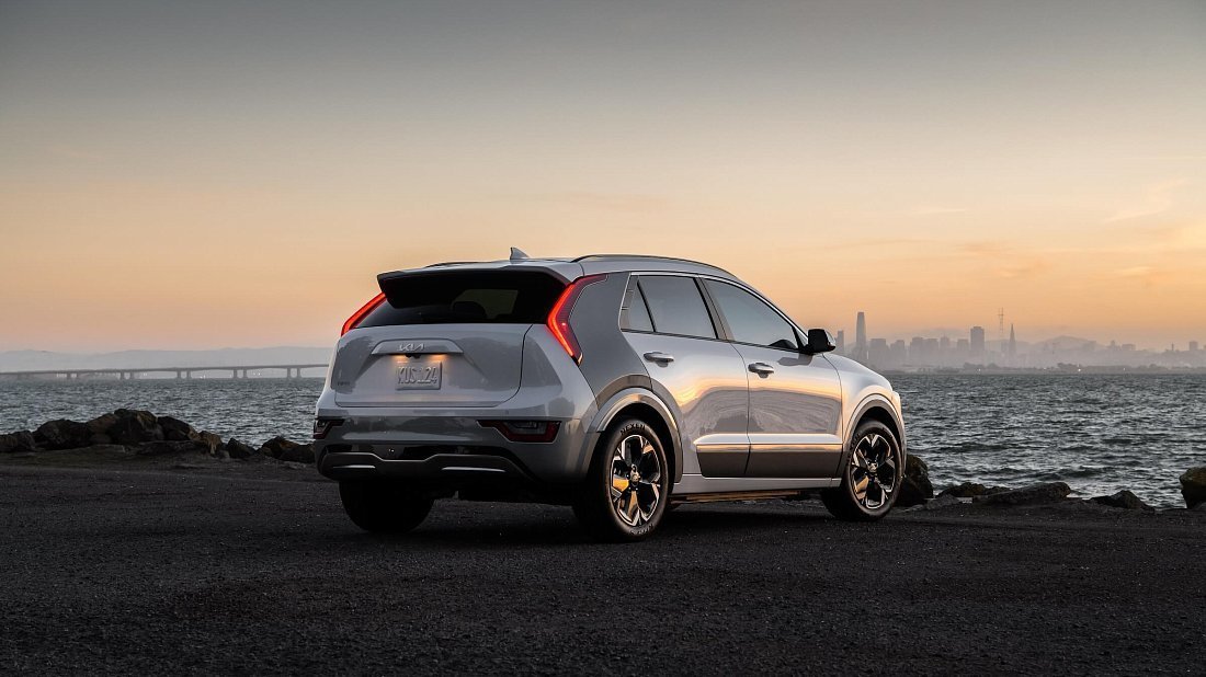 Kia Niro EV Long Range (2022-…) rear quarter, three-quarter view, diagonal, exterior