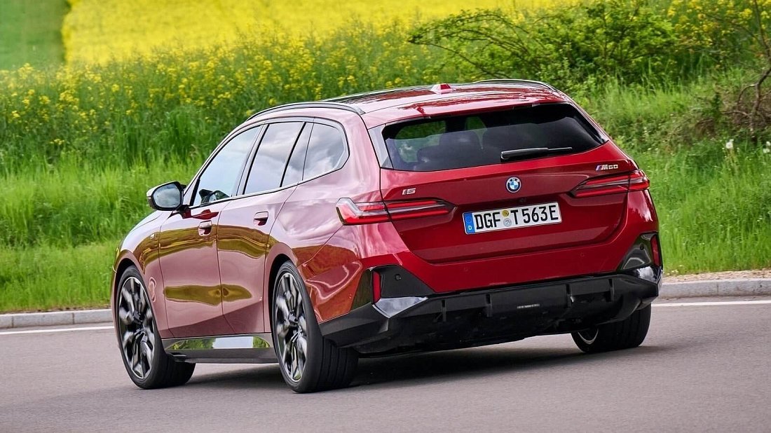 BMW i5 Touring M60 xDrive (2025-…) rear view, taillights, trunk, spoiler, badge, bumper, exterior