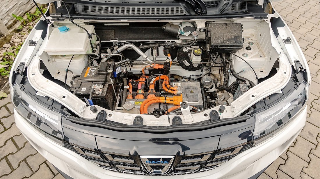 Dacia Spring Electric (2021-2022) frunk photo, front trunk, under hood, storage, cargo, capacity, bonus space